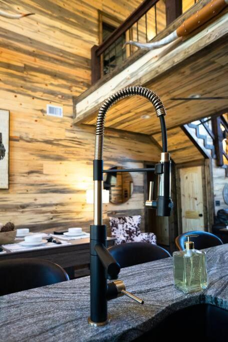 The Big Tex Luxury Cabin Is Epic 브로큰보우 외부 사진